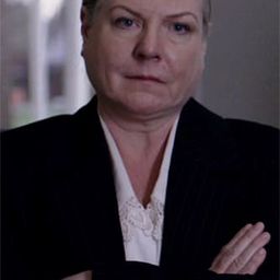 卡梅爾·強生 飾演 Beverly Teague