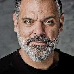 Lolo Herrero - 逆權巴士司機演員 飾演Matías