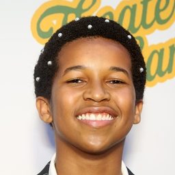 亞歷山大·貝羅 - 舞台人蔘啊演員 飾演Sebastian Campbell