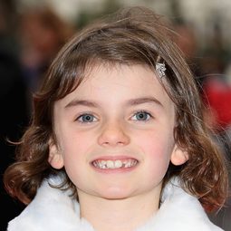 露西·奧康內爾 飾演 Angela