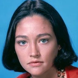 Olivia Hussey - 邪惡園丁演員 飾演Mrs. Carter