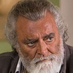 Diego Abatantuono 飾演 Padre Pedro