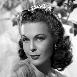 Joan Woodbury 飾演 Gadra