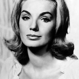 Maria Perschy 飾演 Irena