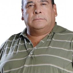 Rolly Serrano 飾演 Director del penal