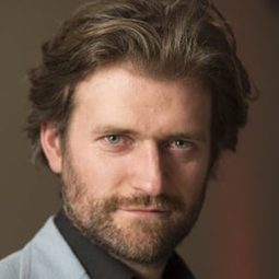 Henry Douthwaite 飾演 Reggie