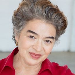 Julieta Ortiz 飾演 Julia Luna