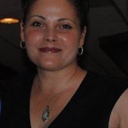 Lisa Spoonhauer 飾演 Caitlin