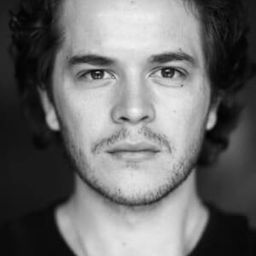 Oliver Lee 飾演 James Love