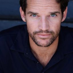 James Lowe 飾演 Fabian