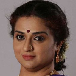 Pavitra Lokesh 飾演 Vasantha (Thota Rami Reddy's wife)