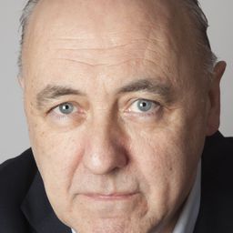 James Quinn 飾演 Elder Brian