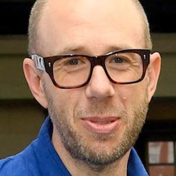 Tom Rowlands 飾演 Self - Musician