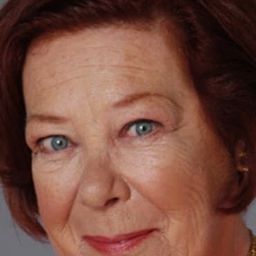 María Dulce 飾演 Sister Inés