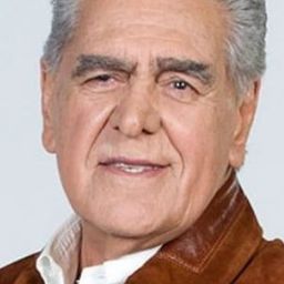 Eric del Castillo 飾演 Carlos