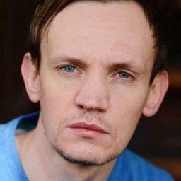 Adam Markiewicz 飾演 Jojo