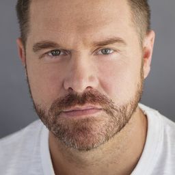 Will Hall 飾演 Bruce Miller