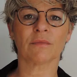 Stivell Perot - Karma演員 飾演L'épicière