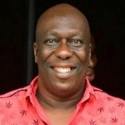 Charles Awurum 飾演 