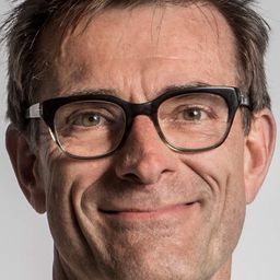 Niels Anders Thorn 飾演 Priest