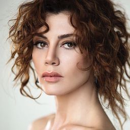 歌茜·巴哈迪律 飾演 Neriman