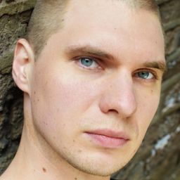 Andrei Zayats 飾演 Vassili