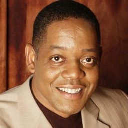 Billy Mayo 飾演 Detective Mason