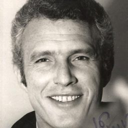 Carlos Ballesteros 飾演 Coronel Sullivan