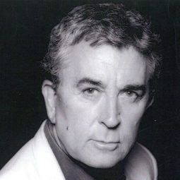 Paco Valladares 飾演 El Gran Charly (as Francisco Valladares)