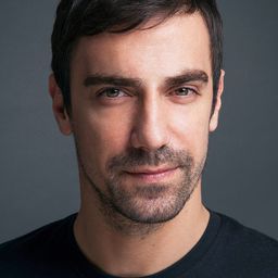 易卜拉欣·切利克科爾 飾演 Ali