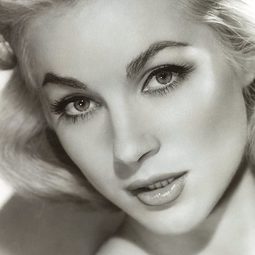 Shirley Anne Field 飾演 Jenni