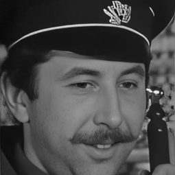 Aleksandr Abramov 飾演 викинг