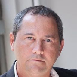 Eddie Valdes 飾演 Businessman