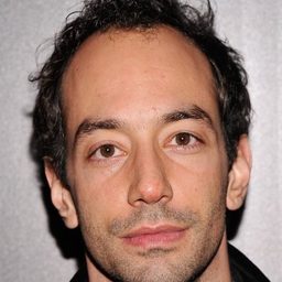 小亞柏特·漢蒙 飾演 Self - The Strokes  (voice) (archive sound)