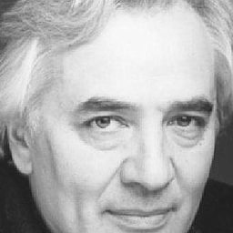 Paul Barge 飾演 Young Policeman