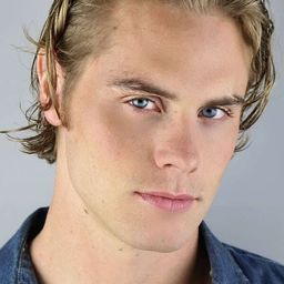 Drew Knigga 飾演 Flemish Tourist (as Drew Knigga)