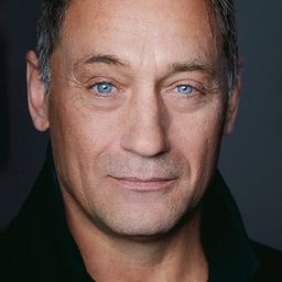 Frank J. Zupancic 飾演 Stefan