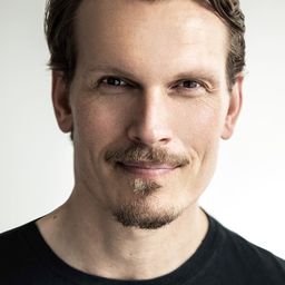 Tomm Voss 飾演 Benning