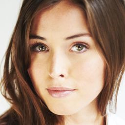 Natalie Krill 飾演 Anna