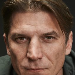 盧卡·佩洛斯 飾演 