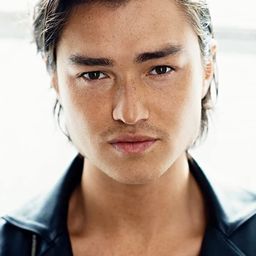 Tim Kano 飾演 Joji