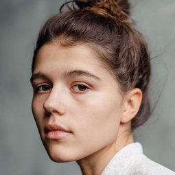 Maria Matsel 飾演 Zhenya