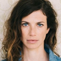 Anna Rot 飾演 Krista