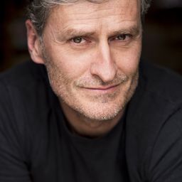 Peter Feeney 飾演 Paul Symonds