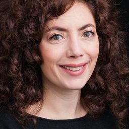 Akasya Asiltürkmen 飾演 Eda