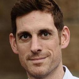 Andrew John Tait 飾演 Roadblock Cop