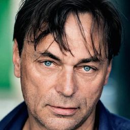 Peter Benedict 飾演 Schreiber