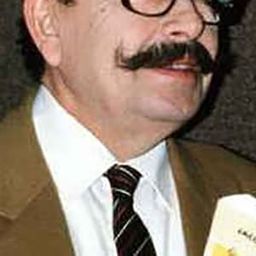 Jacques Legras 飾演 Le maître-tailleur