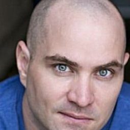 Joey Oglesby 飾演 Joe Carlton