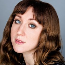 Lauren Lakis - 女体銃 ガン・ウーマン GUN WOMAN演員 飾演Abducted Woman